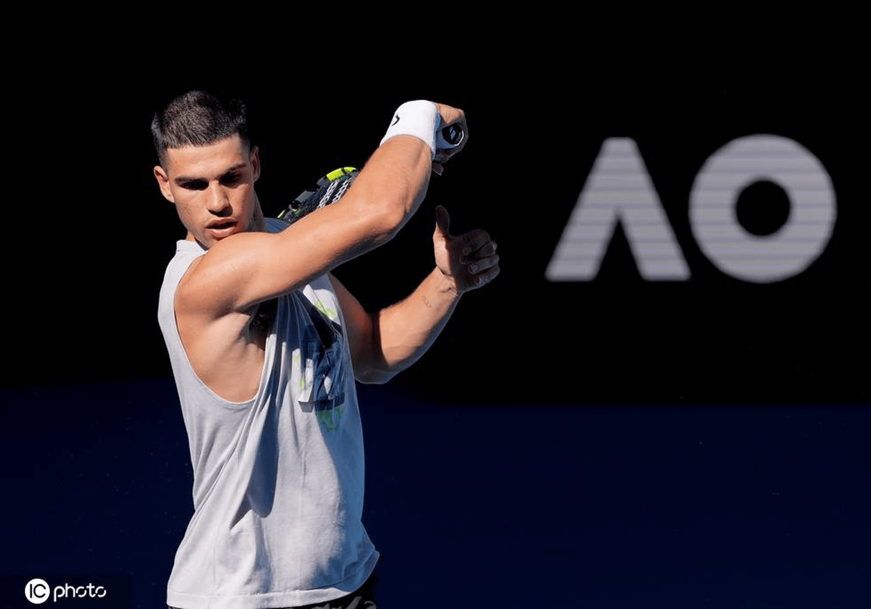 包含意大利网球队强势澳大利亚网球队，阿尔卡拉斯制霸全场的词条