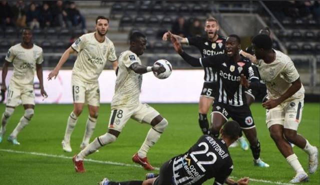 包含里昂主场胜利，继续排名法国联赛前列的词条