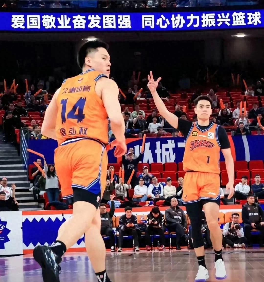 关于上海男篮全员出击，取得连胜行进季后赛的信息