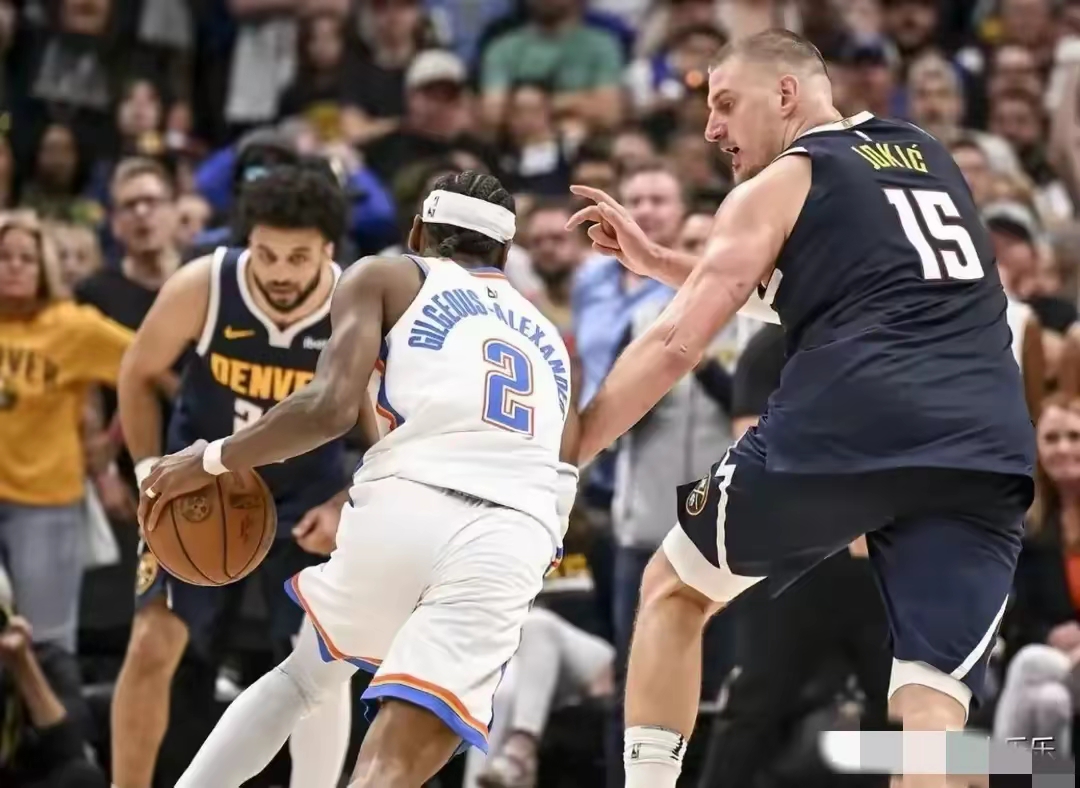 临危不乱！球队关键时刻冷静拿下比赛的简单介绍