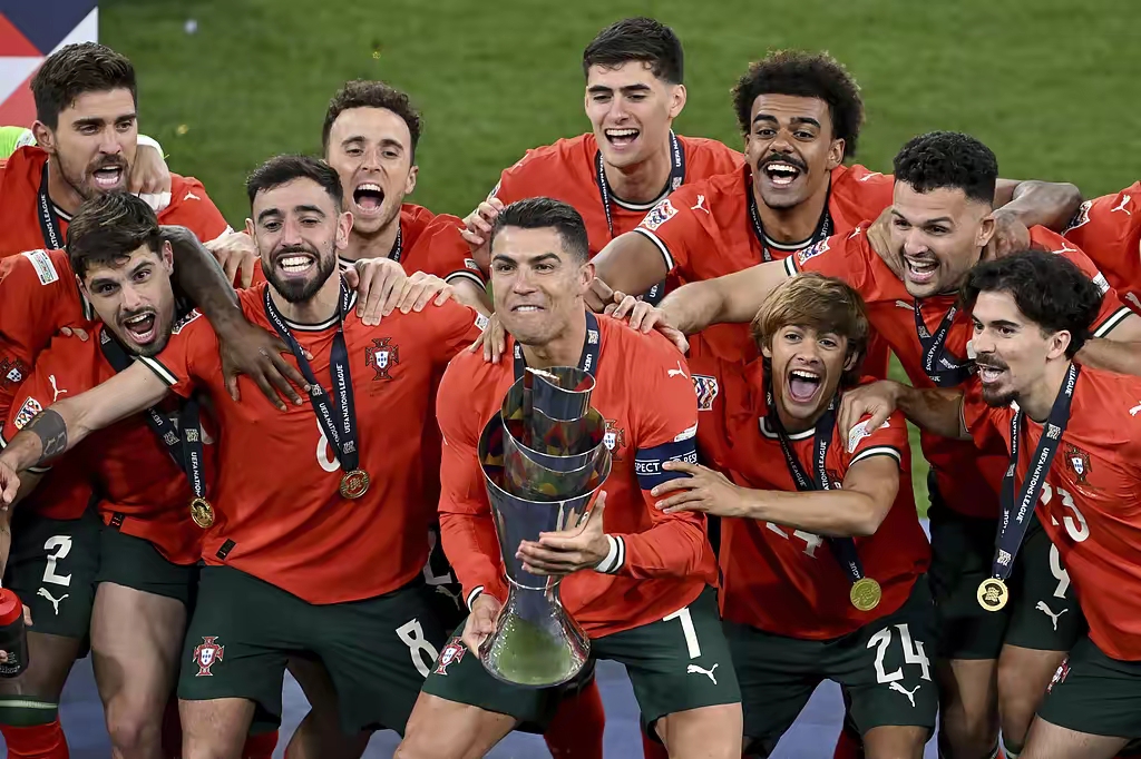 开云体育中国-包含葡萄牙队完胜英格兰队，波尔统治全场的词条