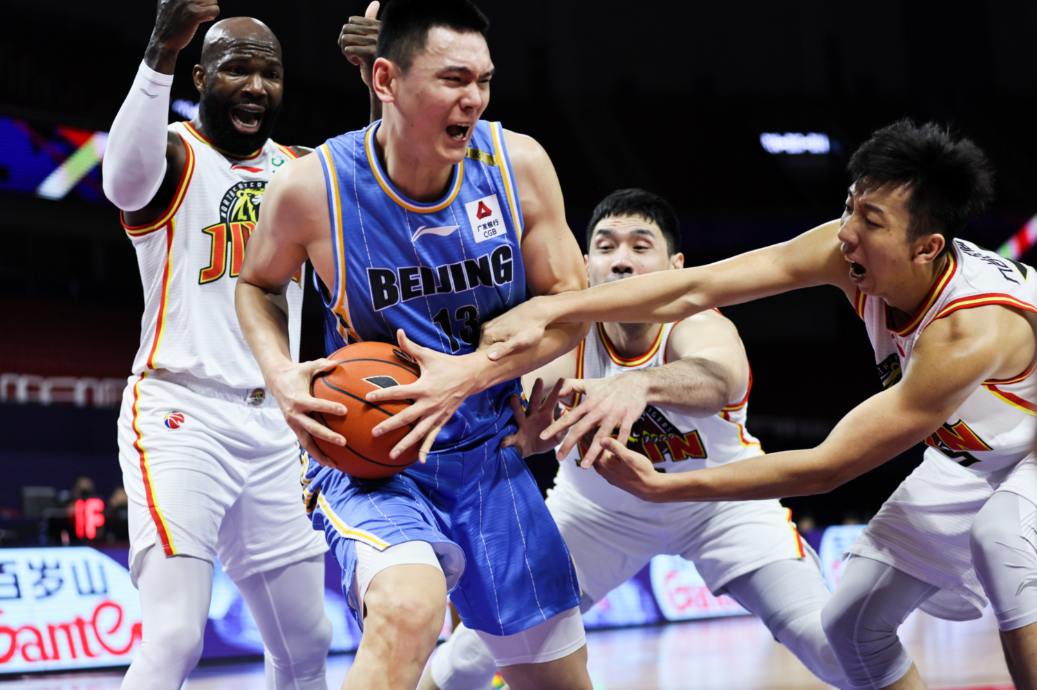 吉林队鏖战四川队，周琦带队取胜的简单介绍