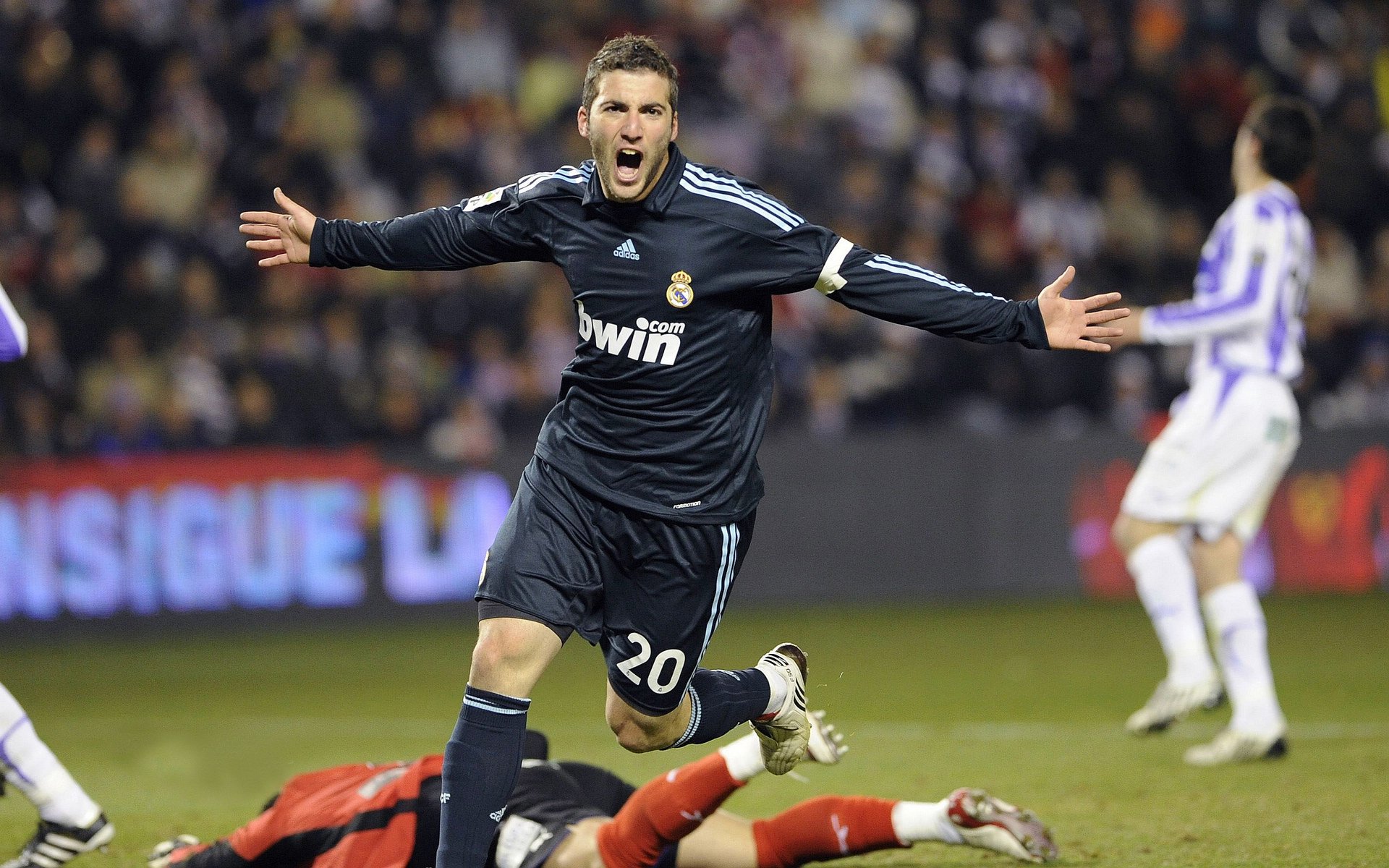 冰岛奇迹再现！迪亚斯单骑破阵，药厂防线遭遇史诗级溃败